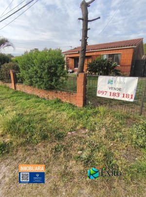 Vendocasa tipo chalet tradicional con jardin al frente en una sola planta Lagomar Sur