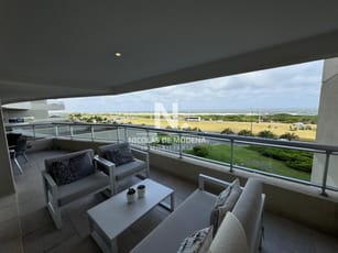 Vende apartamento de 4 dormitorios en Playa Brava, Punta del Este