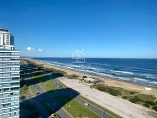Apartamento en alquiler temporal, de 3 dormitorios en playa brava!