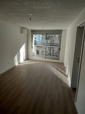 Apartamento en alquiler, 1 dormitorio, 1 baño, balcón. Cordón.