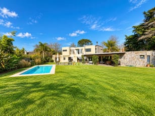 Hermosa casa de 4 dormitorios en agradable entorno.