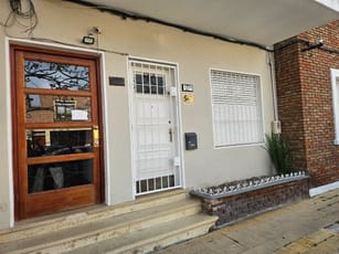 Casa Al Frente De 2 Dormitorios Y Patio