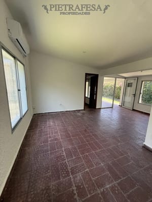 Casa en alquiler, 1 dormitorio, 1 baño, cochera, patio, cochera. Punta Gorda.