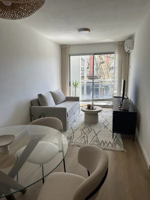 ALQUILER AMUEBLADO EN POCITOS DE 1 DORMITORIO, PISO 1 AL FRENTE CON BALCON, BARBACOA, LAVADERO