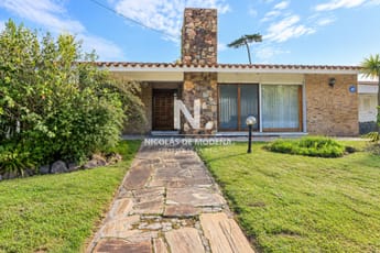 Casa en alquiler temporal. 4 dormitorios en Playa Mansa