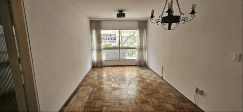 Alquiler apartamento en Pocitos de 3 dormitorios y 2 baños, patio chico, garaje amplio.