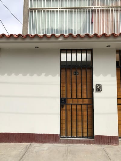 Alquilo departamento independiente amplio en zona residencial | Urb. Angamos