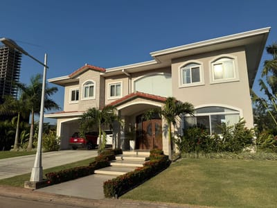 Casa Amoblada En Alquiler - Paraiso Colinas Del Urubo 