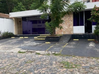 ALQUILO AMPLIA CASA PARA OFICINA CORPORATIVA O SPA EN BARRIO LAS MERCEDES