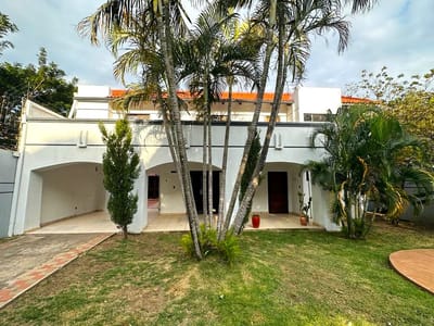 casa en venta???? A 2 cuadras de la Avenida Alemana y 5to Anillo C/Sevigne