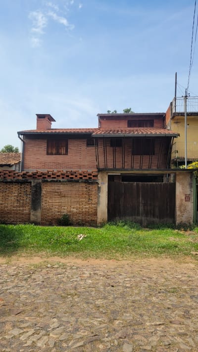 EN VENTA CASA - VALLE APUÁ - LAMBARÉ ( a refaccionar)