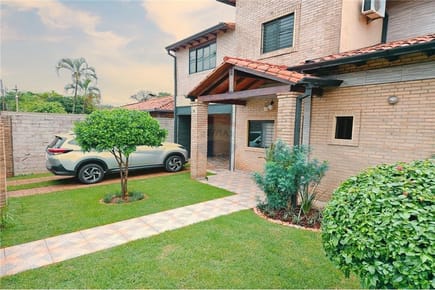 VENDO AMPLIA CASA EN SAN LORENZO MARIANGELA