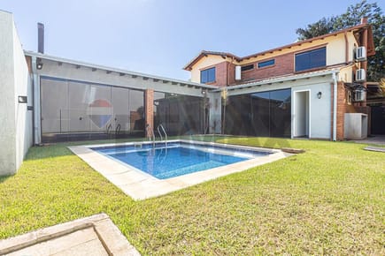 CASA DE 3 DORMITORIOS CON PISCINA EN CONDOMINIO