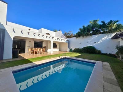 Casa familiar con piscina y quincho ASUNCION en zona residencial