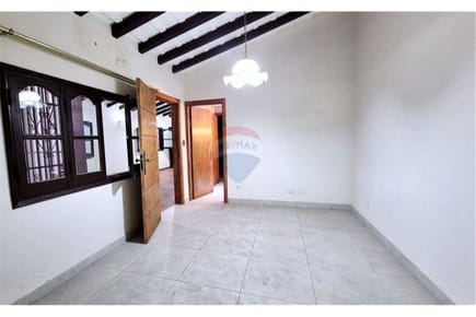 VENDO LINDO SALON-VIVIENDA  EN UBICACION  ESTRATEGICA EN ASUNCION 