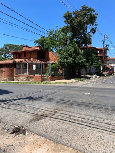 EN VENTA - Terreno con casa a demoler 
