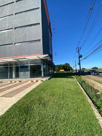ALQUILER DE SHOWROOM – 290 m² AL COSTADO DEL AEROPUERTO