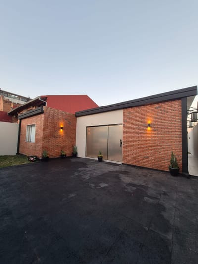 Residencia Zona Ycua Satî en venta.