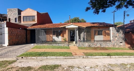 VENDO CASA EN LAMBARÉ A MEDIA CUADRA DE LA AVDA. REPÚBLICA ARGENTINA