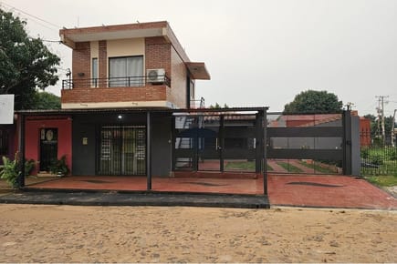 J.A.    Casa moderna en Luque: 4 hab., salón comercial