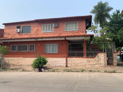 VENDO HERMOSA RESIDENCIA EN EL BARRIO SAJONIA-ASUNCION