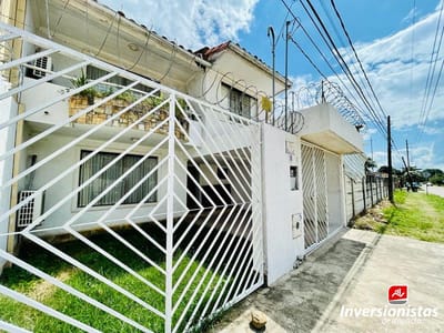 HERMOSA CASA DE 2 PISOS EN VENTA EN AV PRINCIPAL