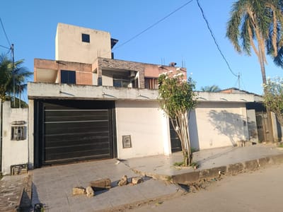 CASA DE 2 PISOS EN VENTA ???? A solo 1 cuadra y media del Mercado Guapurú
