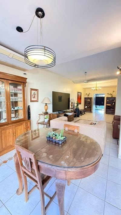 VENDO CASA DE 5 DORMITORIOS - BARRIO LAS MERCEDES DE ASUNCIÓN 