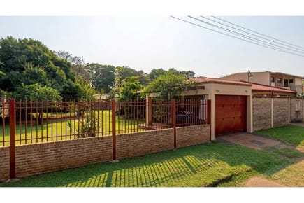 Vendo Casa + 2 terrenos adicionales en Luque, Tercer Barrio.