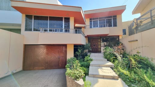 VENTA DE AMPLIA Y ACOGEDORA CASA EN SANTIAGO DE SURCO FRENTE A PARQUE