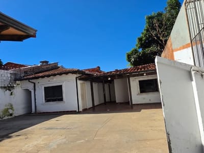 VENDO EDIFICIO EN BARRIO LOS LAURELES DE 2 PISOS CON SALON COMERCIAL