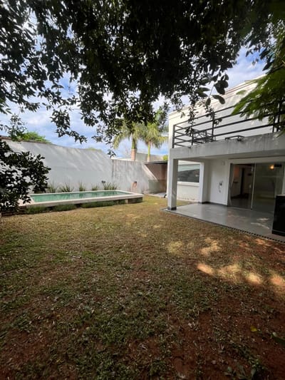 EN VENTA CASA CON QUINCHO Y PISCINA EN BARRIO MACHIÓ II – ZONA YACHT, LAMBARÉ