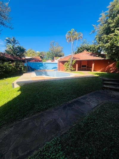 **vendo Casa Con Piscina Y Quincho En Las Lomas – A Refaccionar**