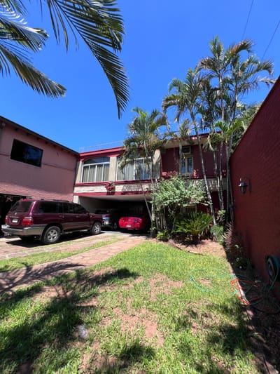 VENDO CASA EN LUQUE SOBRE ASFALTADO