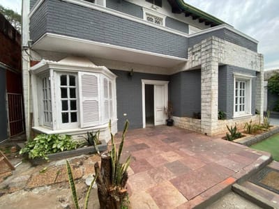 Venta de casa de dos pisos con piscina en la zona de Fernando de la Mora Norte