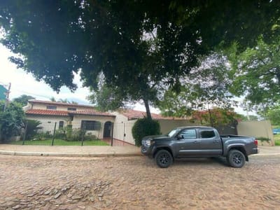 VENDO AMPLIA CASA DE UNA PLANTA CON PISCINA EN FERNANDO DE LA MORA