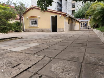 VENDO CASA CON PATIO EN ASUNCIÓN, B° SAN VICENTE, EXC. UBICACIÓN!!