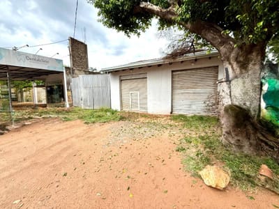 En venta depósito con salones sobre transitada avenida en San Antonio