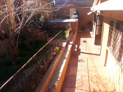 EN VENTA, CASA 1 PLANTA CON DEPTO. AUXILIAR