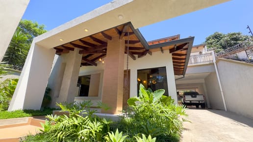 Amplia residencia con piscina y quincho - Zona Terminal