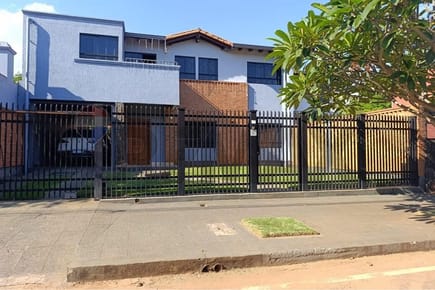 VENDO AMPLIA CASA EN SAN LORENZO