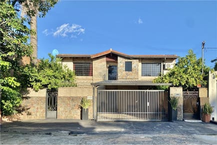 VENDO casa a refaccionar en barrio Carmelitas
