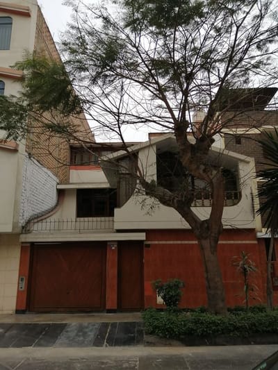 VENTA LINDA CASA EN LOS OLIVOS CENTRICA
