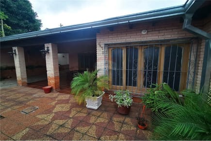Oferta de terreno con casa a refaccionar L. Pyta