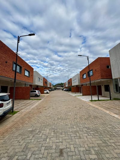 ALQUILO DUPLEX A ESTRENAR DE 3 HABITACIONES ZONA PINEDO SHOPPING