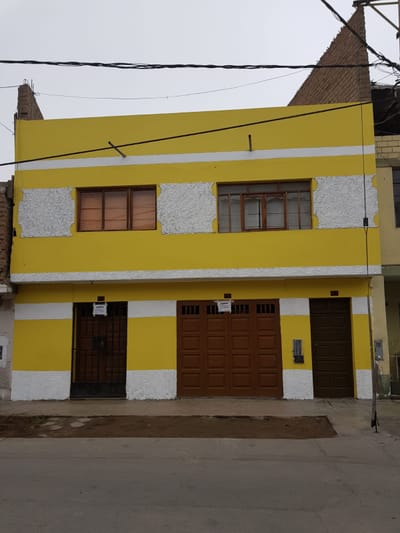 Casa de 3 pisos (8 ambientes) y cochera