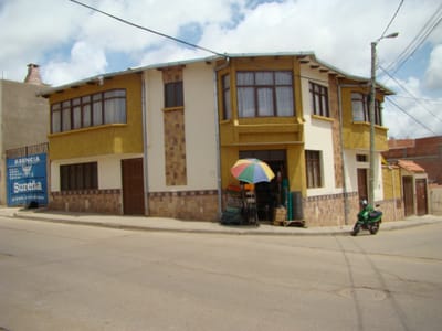 CASA EN VENTA BARRIO EEUU, CERCA AL EX AEROPUERTO EN ESQUINA CON TIENDAS