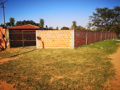 Terreno en esquina amurallado – excelente ubicación en Mariano Roque Alonso