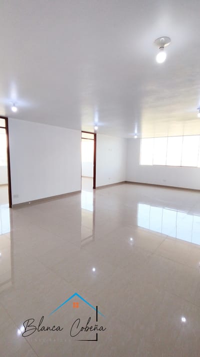 San Miguel: Venta Amplio Departamento de 4 Habitaciones con vista a parque 