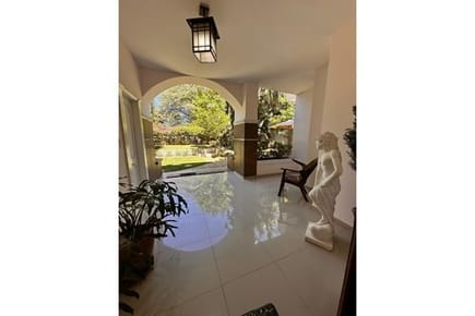 alquilo lujosa residencia en carmelitas